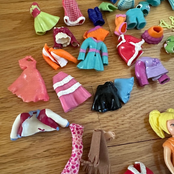 Polly Pocket 2003 Carrying Case and Dolls and Accessories - Picture 12 of 16